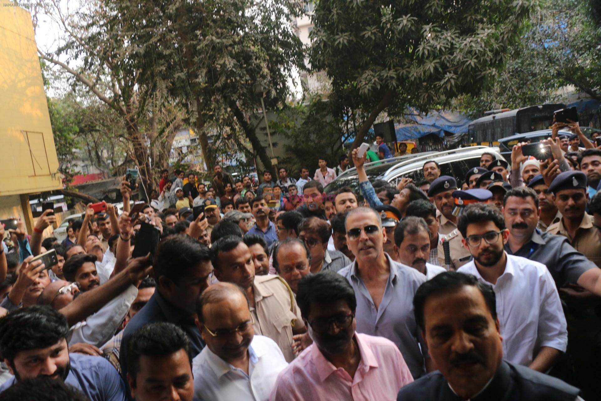 Akshay Kumar & Aditya Thackeray Inaugurate the Pad vending machine at